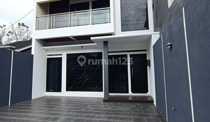 Rumah 2 Lantai, Siap Huni, Mewah, Mangku Jalan Utama, 2 Menit Exit Tol Gamping 1