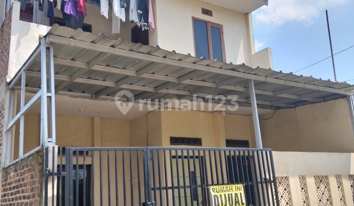 Rumah 2 lantai, disamping jalan dekat ke sekolah mudah berbelanja