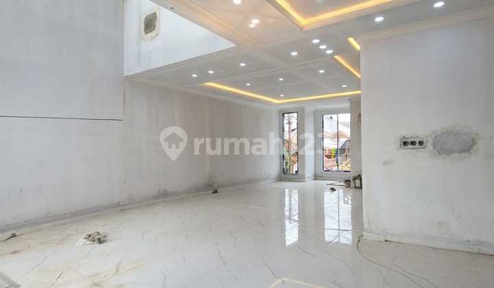 Rumah Baru Desain Klasik di Lokasi Ikonik Tebet Jakarta Selatan 2