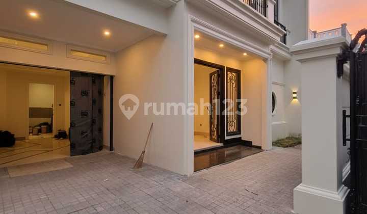 For Sale: Luxury American Classic House with Rooftop in Cempaka Putih Tengah, Central Jakarta 2