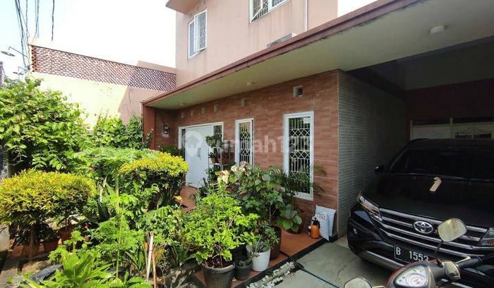 Dijual Rumah Bagus Posisi Hoek Pinggir Jalan Utama Komplek di Perumnas Depok 2