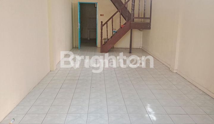 House and shop by the side of a busy road with heavy traffic. On Jalan DI Panjaitan, Samarinda. 2