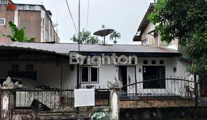 rumah dengan tanah besar dijual di komplek perumahan .Kadrie oening 1