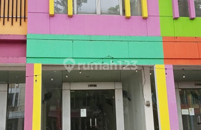 Strategic 2.5-Storey Shop House with Spacious Parking in Pondok Kelapa 2