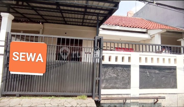 1-Story House, 2 Bedrooms, Strategically Located in Rawamangun, Close to Everything