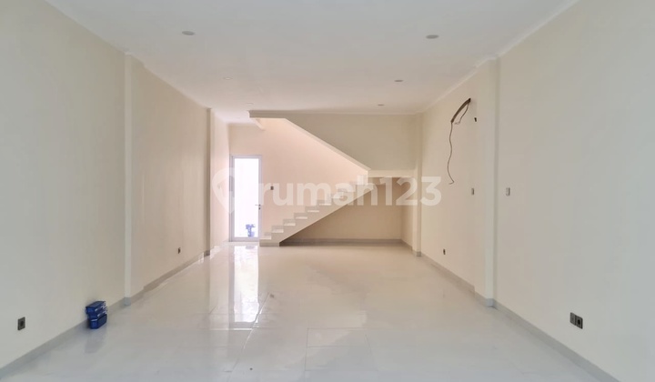 FOR RENT: Strategic 2.5-Story Shop in Duren Sawit 2