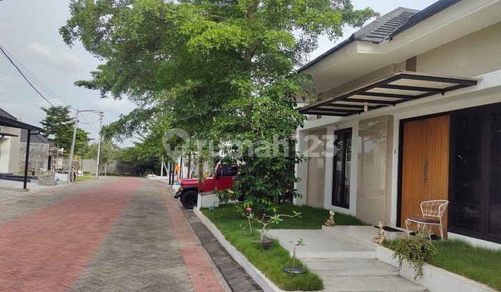 Luxury House in Pondok Permai with Swimming Pool & Spacious Yard, Sinduadi, Mlati, Sleman