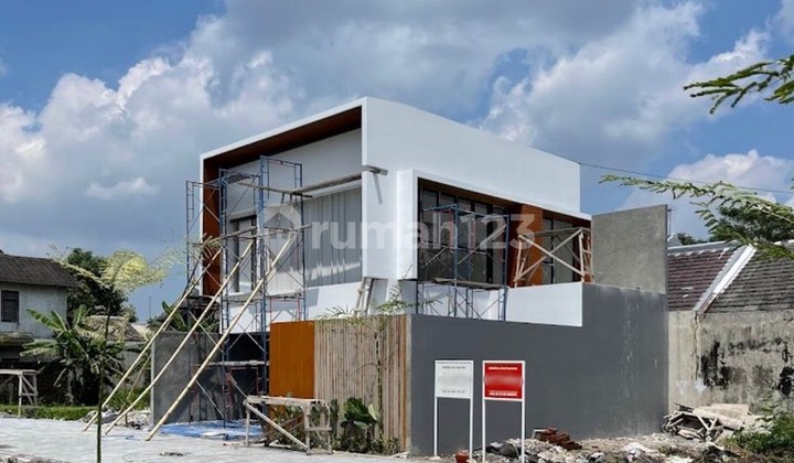 Rumah 2 Lantai Semi Furnished Di Condongcatur - 2 Menit Ke Pakuwon Mall & Jih 2