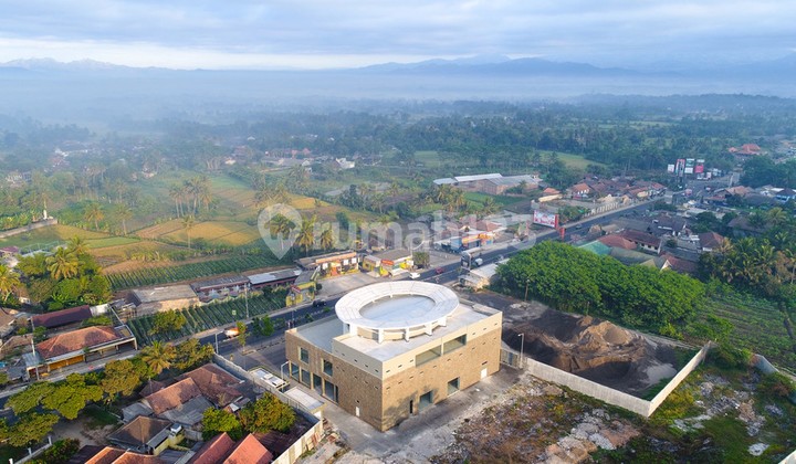 Mini Mall on Jl. Magelang - Jogja KM 14, Palbapang, Magelang Regency, Central Java