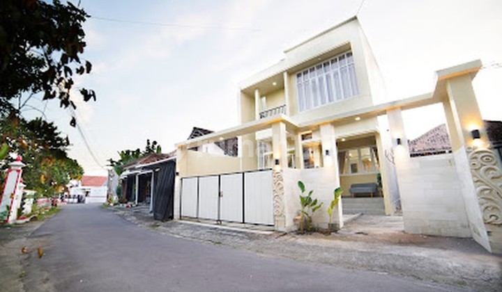 Villa Cantik 2 Lantai Full Furnish Dekat ke Mall Sleman City Hall