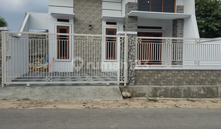 Rumah Mewah Pinggir Jalan Lokasi Strategis 2