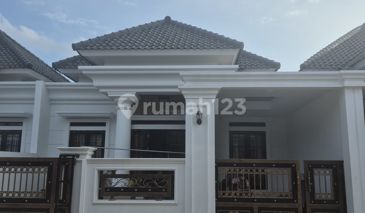 Minimalist Luxury House Strategic Location One Gate