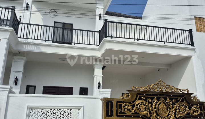 Rumah Mewah Dua Lantai Lokasi Sangat Strategis