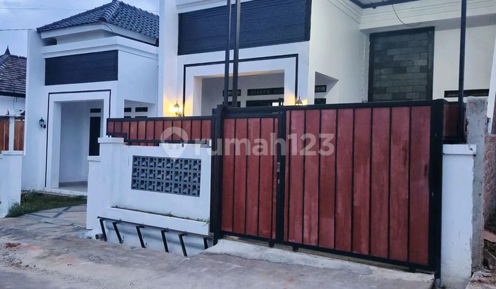 Luxury House, Spacious Land, Very Strategic Location Luxury House, Spacious Land, Very Strategic Location