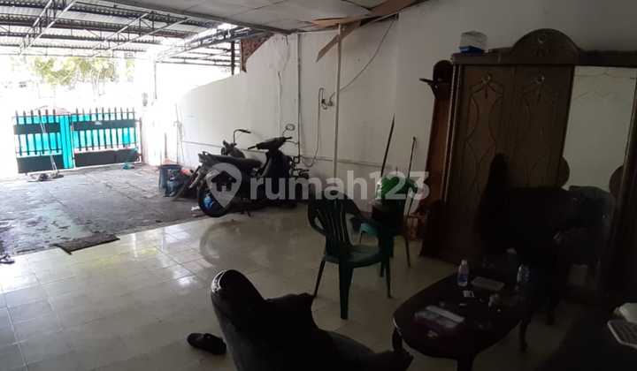 Old house 8x11 in Gajah Mada, Central Jakarta for sale cheap in pocket shape. 1