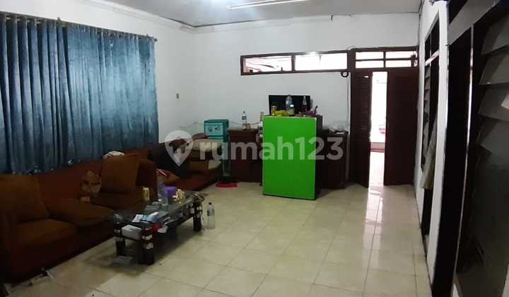 Old house 8x11 in Gajah Mada, Central Jakarta for sale cheap in pocket shape. 2