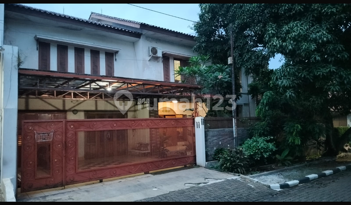 Dijual Rumah 2 Lantai, Luas 450M2, Siap Huni, 4+1 Kamar Tidur, SHM, bisa KPR, di Kawasan Elit Old Money Jakarta Selatan Dijual Rumah 2 Lantai, Luas 450M2, Siap Huni, 4+1 Kamar Tidur, SHM, bisa KPR, di Kawasan Elit Old Money Jakarta Selatan
