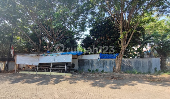 Tanah Di Lokasi Strategis. Dijual.dibawah Harga Njop. Posisi Hook. Jalan Lebar. Akses Mudah Kemana Mana. 