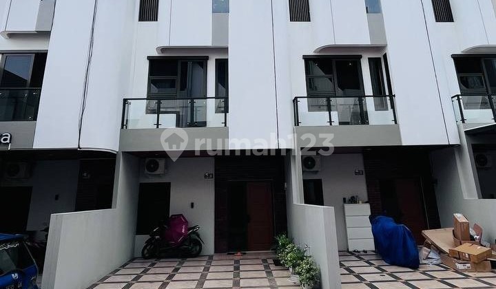 3-Story House with Spacious Access, Strategically Located in Central Jakarta's Premium Area 3-Story House with Spacious Access, Strategically Located in Central Jakarta's Premium Area