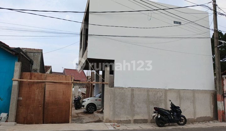 Strategic and Affordable 2-Story House, Freehold Certificate, Flood-Free, 7 Minutes to Harjamukti LRT Depok.