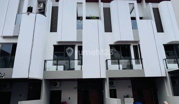 Rumah 3 Lantai, Townhouse Exclusive SHM Bebas Banjir di Matraman 1