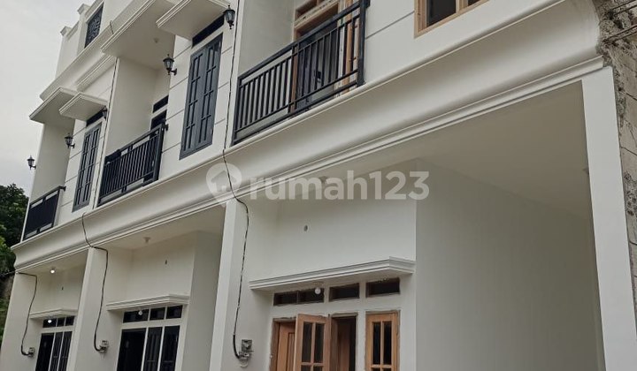 Townhouse Eksklusif 3 Lantai, SHM di Condet, Balekambang, 1