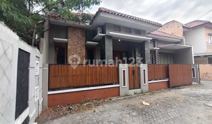 Dijual Rumah Modern Tropis Siap Huni, Lokasi Premium Dekat Polda Diy