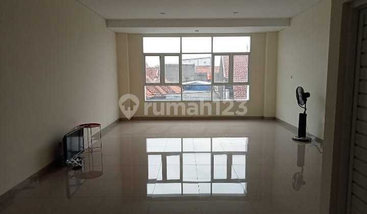 Disewakan Ruko Nyaman dan Terawat Lokasi Super Strategis di Cluster Teras Ciganitri, Bojongsoang, Bandung 1