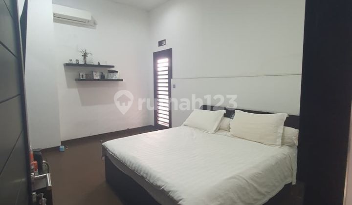 Dijual Rumah 2 Lantai Semi Furnished Siap Huni Lokasi di Komplek Singgasana Pradana Bandung 2