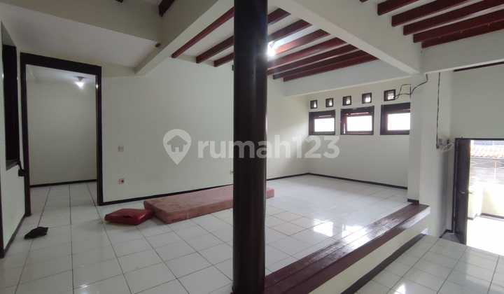 Disewakan Rumah 3 Lantai Nyaman dan Asri Siap Huni Lokasi di Cigadung Bandung 2