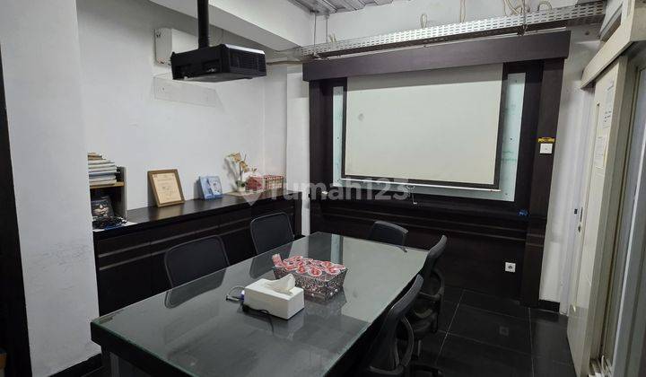 Dijual Gedung Kantor Bangunan 3 Lantai Full Furnish Lokasi Strategis di Pusat Kota Area Sayap BKR, Bandung 2