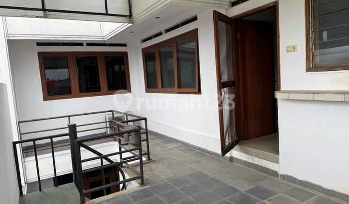 For Rent: 3-Story House Semi-Furnished Ready to Occupy Location in Batununggal Bandung 2