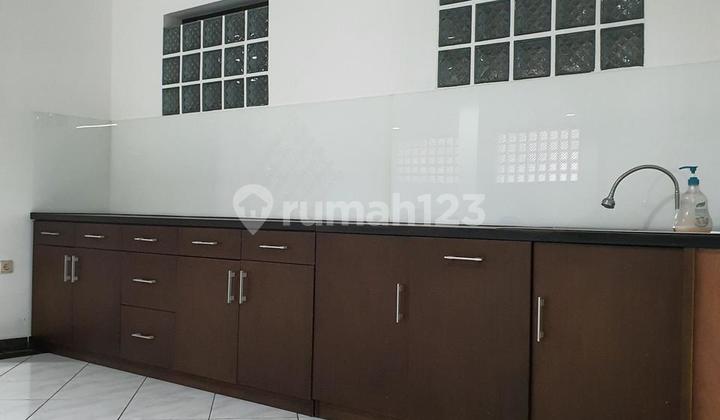 Dijual Rumah Hunian Classih Mewah Semi Furnished Siap Huni Lokasi di Singgasana Raya Bandung 2