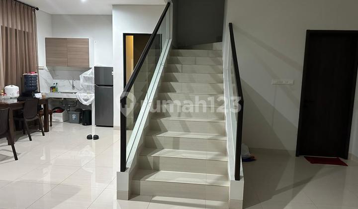 Disewakan Rumah Semi Furnish Siap Huni Lokasi di Summarecon Cluster Emily Bandung 2