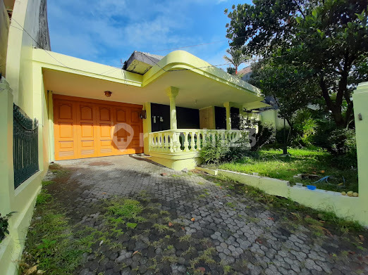 Dijual Murah Rumah untuk Usaha Siap Pakai Lokasi di Pusat Kota Sayap Surapati Bandung