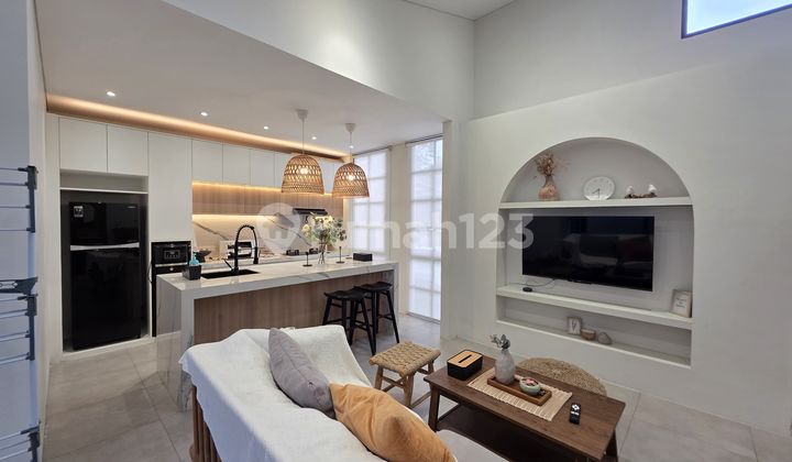 For Rent: Comfortable and Green House Ready to Live In, Minimalist Modern, Located in Kota Baru Parahyangan, Bandung. 2