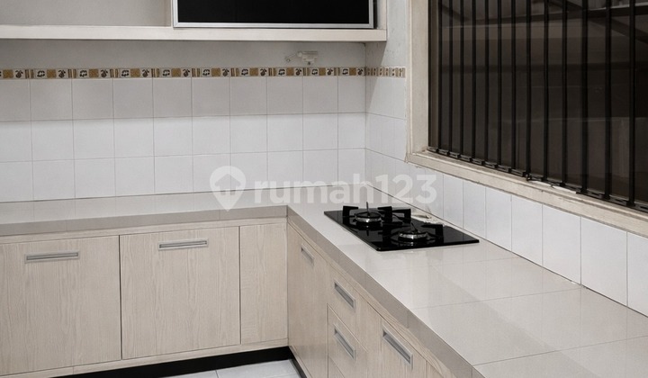 For Sale: 3.5-Story Shop House in Singgasana Bandung, Comfortable and Ready for Immediate Business Operation, Located in the Bustling Area of Singgasana Pradana Complex, Right in Front of an Elite School. 2