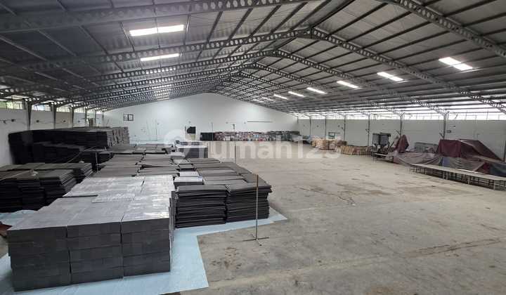 For Rent: Warehouse suitable for Factory and Office in Cibaligo Cimahi. Many rooms available, easy access with strategic location, safe and comfortable environment.