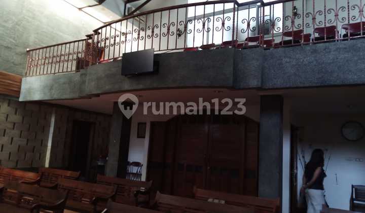 Dijual Rumah dan Gedung Pertemuan di Sayap Riau Kapasitas Gedung Besar Bangunan Bersih Terawat dan Lokasi Strategis