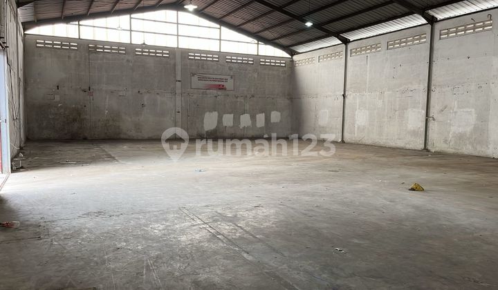 Warehouse for Rent on Main Road Soekarno Hatta, Shared Warehouse with Container Access, Strategic Location.