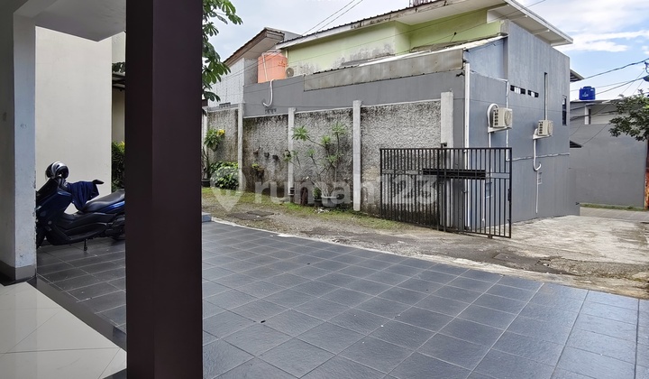 Nice House Secondary Ready to Live In Within a Complex in Jagakarsa 2