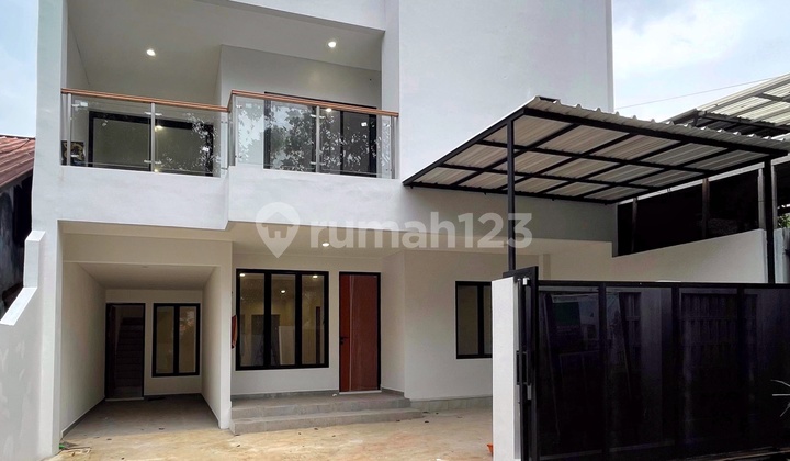 New Modern House in a Complex with Strategic Access in Jagakarsa
