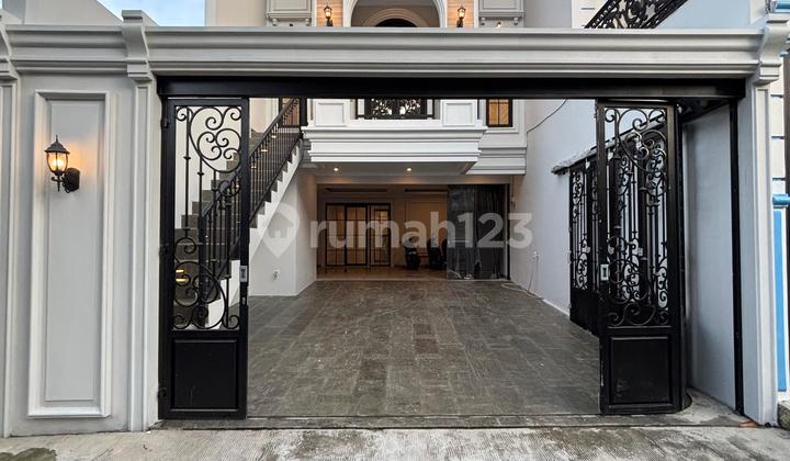 Rumah Baru Modern Classic Dalam Komplek Besar di Jagakarsa Rumah Baru Modern Classic Dalam Komplek Besar di Jagakarsa
