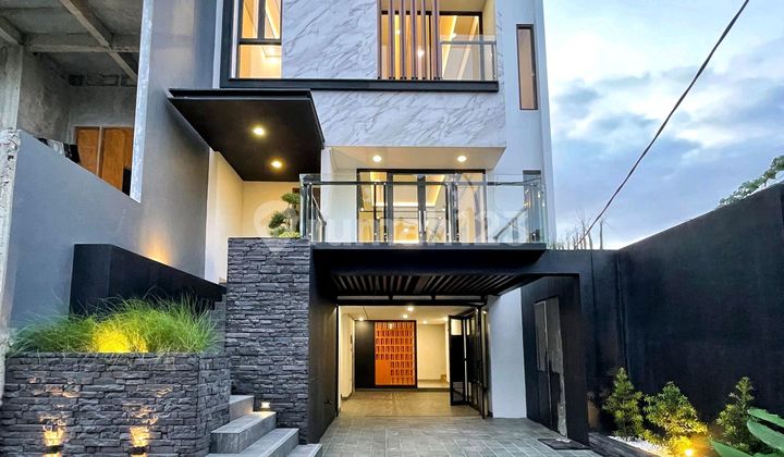 Rumah Baru Mewah Dalam Cluster Pinggir Jalan Utama di Jagakarsa