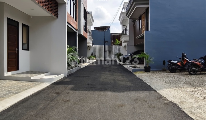 Rumah Baru Mewah Dalam Cluster Akses Strategis di Jati Padang 2