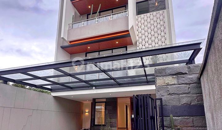 Rumah Mewah Dalam Komplek Besar Pinggir Jalan Raya di Ampera 2