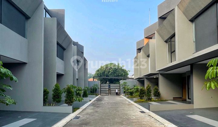 Rumah Baru Mewah Modern Dalam Townhouse Exclusive di Jagakarsa Rumah Baru Mewah Modern Dalam Townhouse Exclusive di Jagakarsa