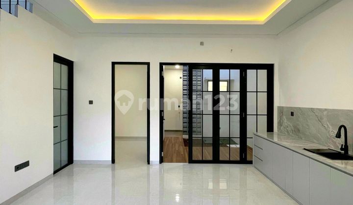 Luxurious Ready-to-Live House in a Strategic Location Cluster in Cinere. 2