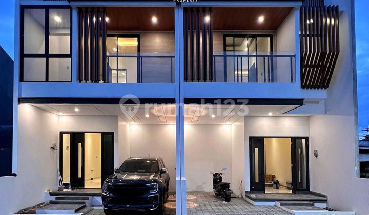 Rumah Baru Mewah Modern Dalam Townhouse Besar di Jagakarsa