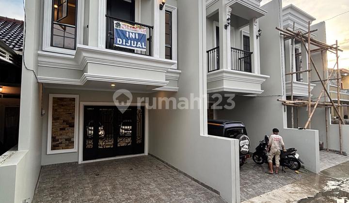New Classic Modern House in a Cluster in Tanah Baru Beji Depok 2